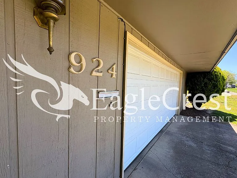 924 Shasta Dr — Photo 13