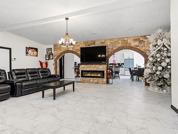 3rd image of 4747 Springdale Rd
