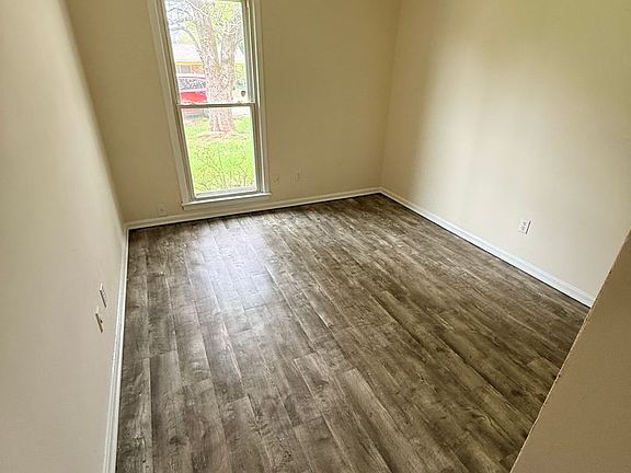 4th image of 3205 42nd Ave