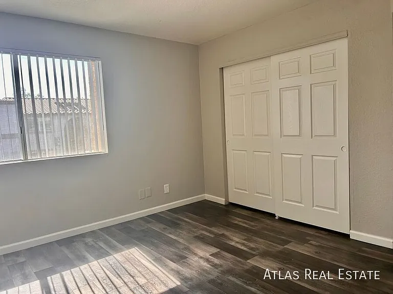 1553 W Mercer Ln #1 — Photo 11