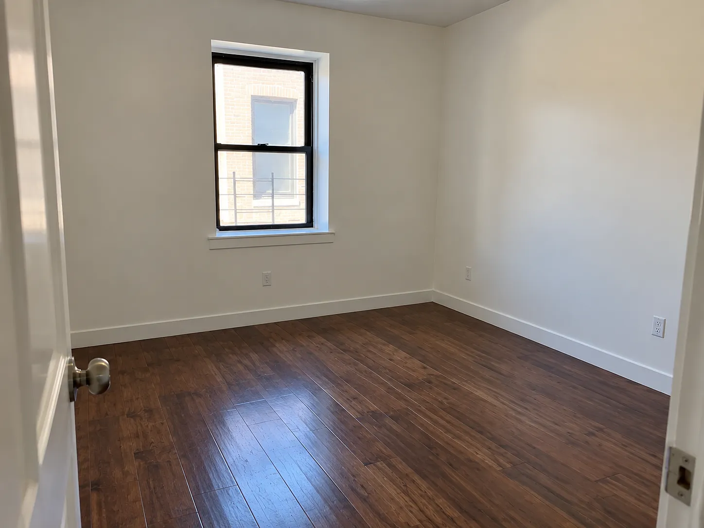 3 bed, 900 sqft, $3,753 — Photo 2