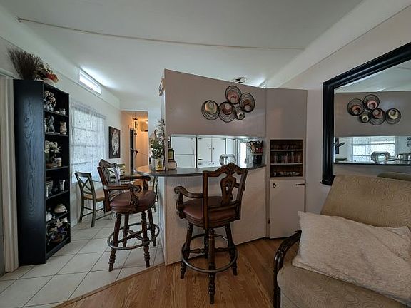 5th image of 904 9th St #136