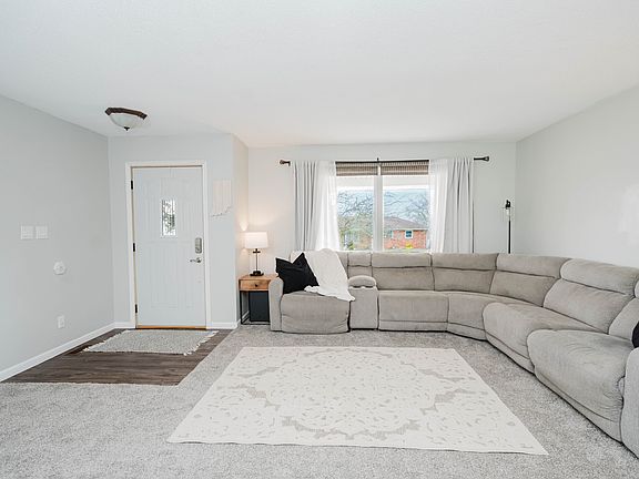 3rd image of 1402 Earlham Ave