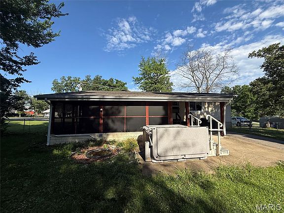 2nd image of 208 Lorene Dr