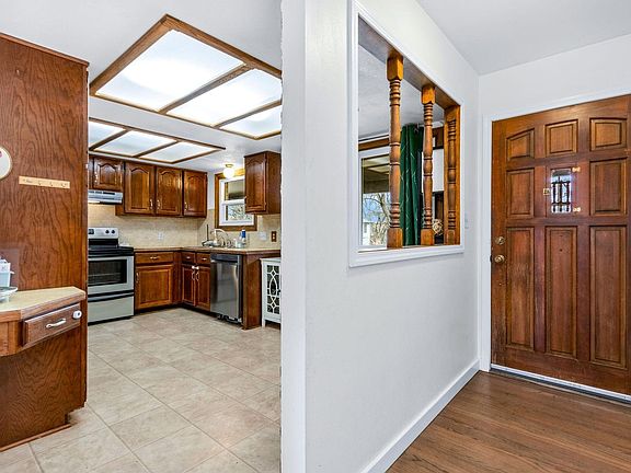 3rd image of 1045 Montview Rd