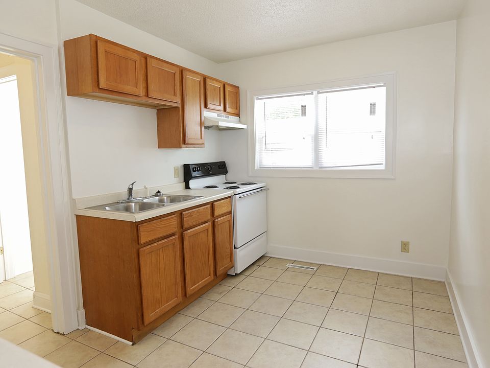 1st image of 152 King St W #1