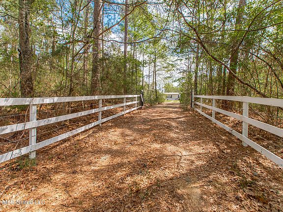 2nd image of 8074 Magnolia Holmesville Rd