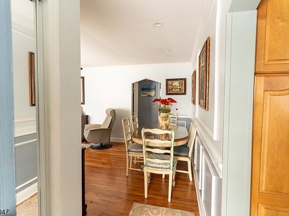 4th image of 165 Ward St