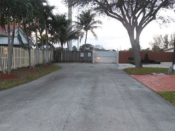 Exterior Neighborhood (street photo)