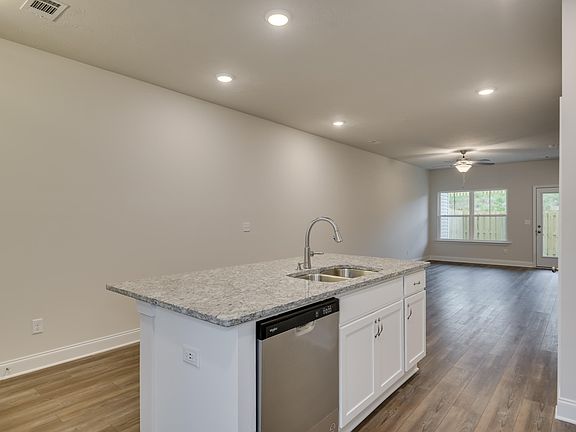 4th image of 627 Hampton Drive #3b