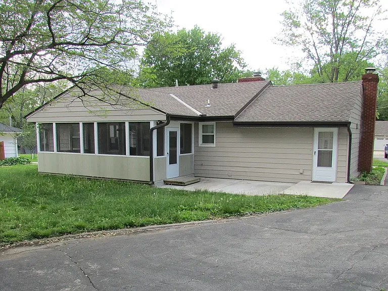 5821 Lowell St — Photo 2