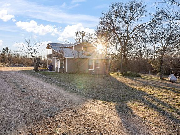 2nd image of 401 Sandy Ln