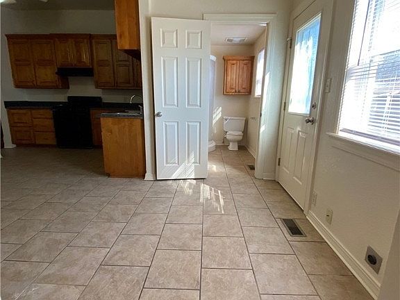 4th image of 410 N 12th St