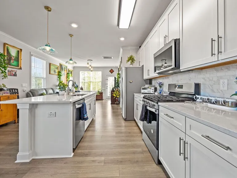 Fully functioning stovetop, fridge/freezer, microwave, and dishwasher