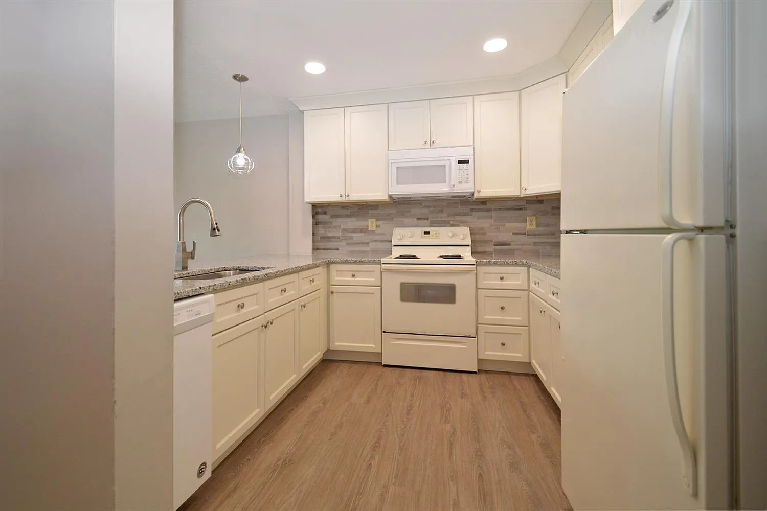 2 bed, 2.5 bath, 2000 sqft, $2,200 — Photo 4