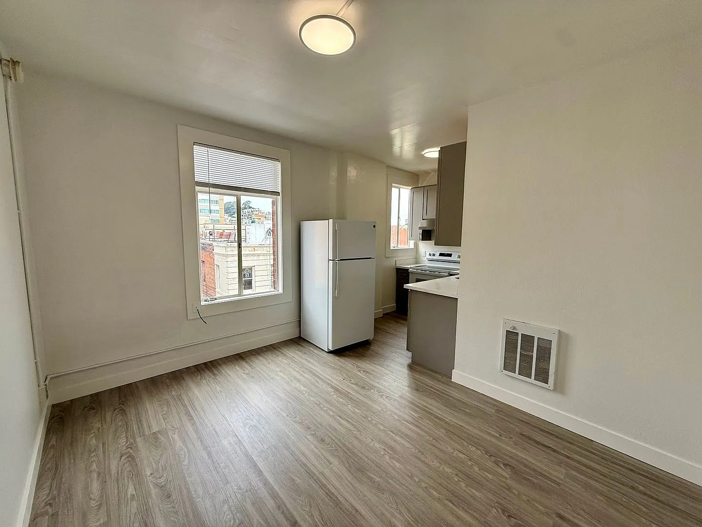 Chinatown 1BR w/ Updated Kitchen & Bathroom! — Photo 3