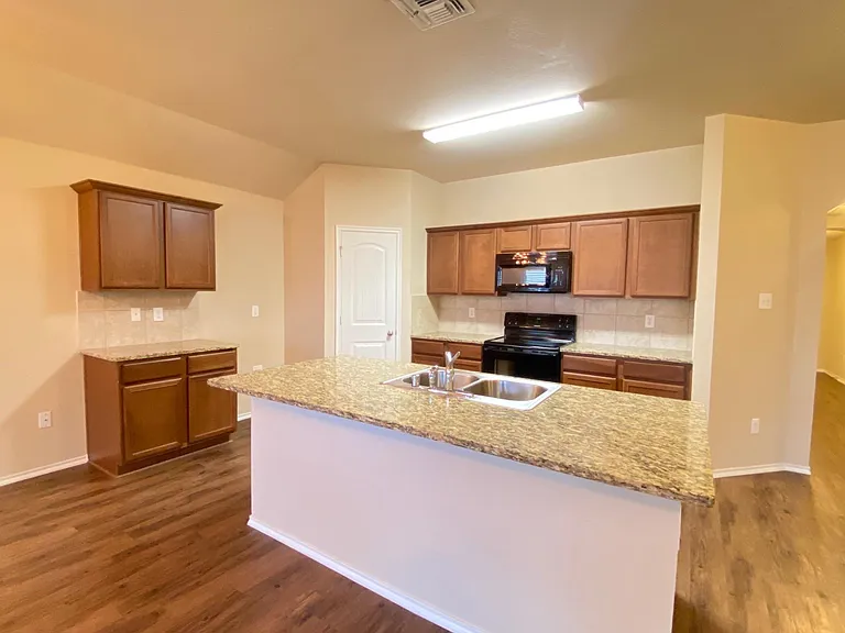 2105 Meadow Park Dr — Photo 16