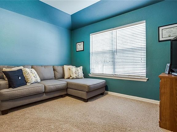 5th image of 829 Creekside Dr