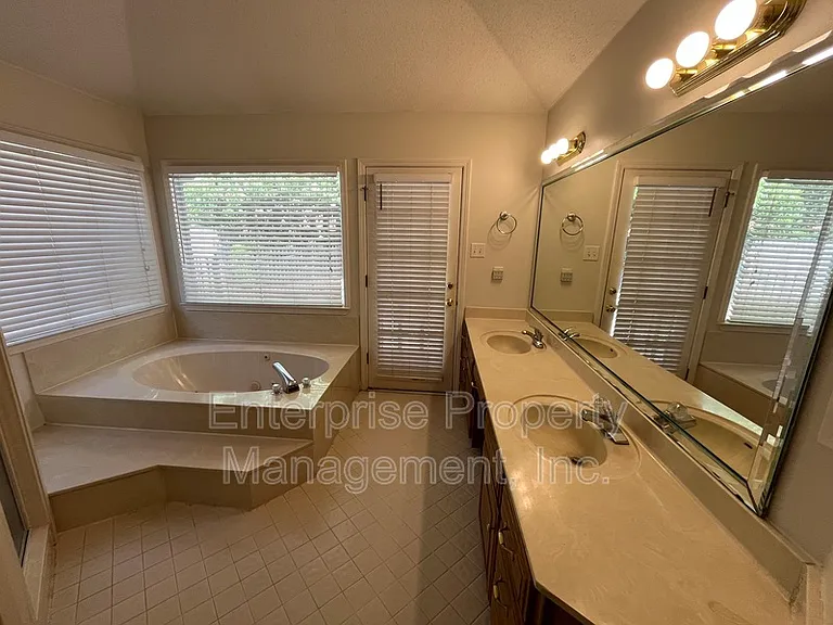 6700 N Kirby Oaks Cv — Photo 30