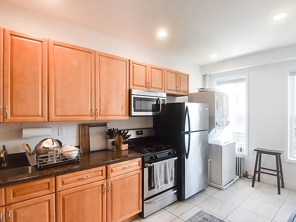 5th image of 141 N 11th St APT 3L