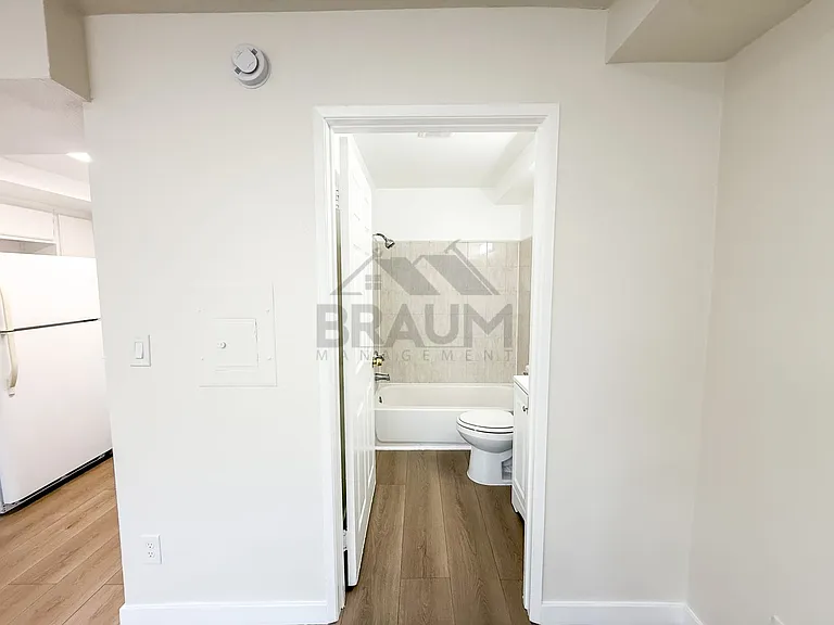 5245 RIVERTON AVE. — Photo 11
