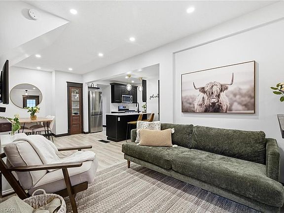4th image of 35 Arthur St N