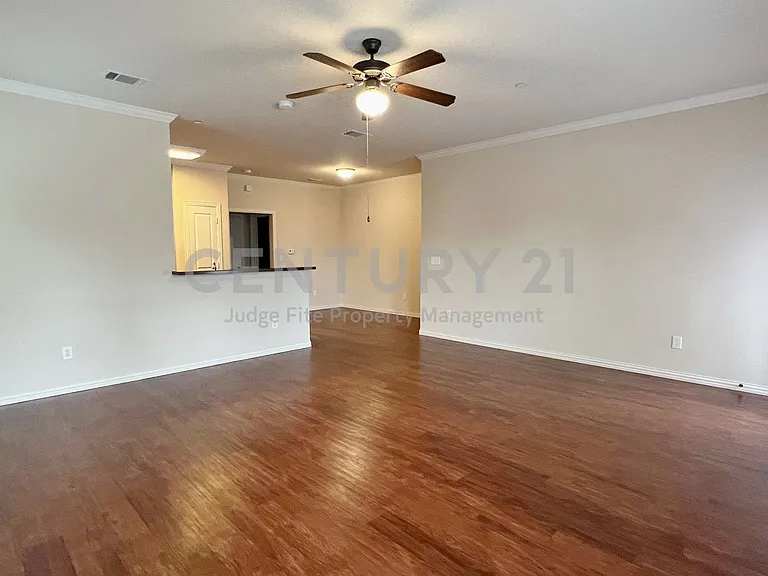 420 W Franklin St #10 — Photo 3