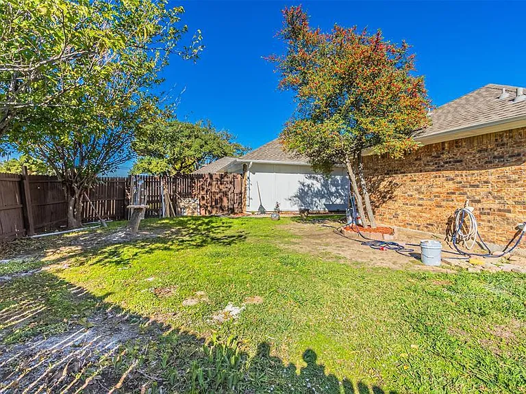 2801 Cambridgeshire Dr — Photo 35