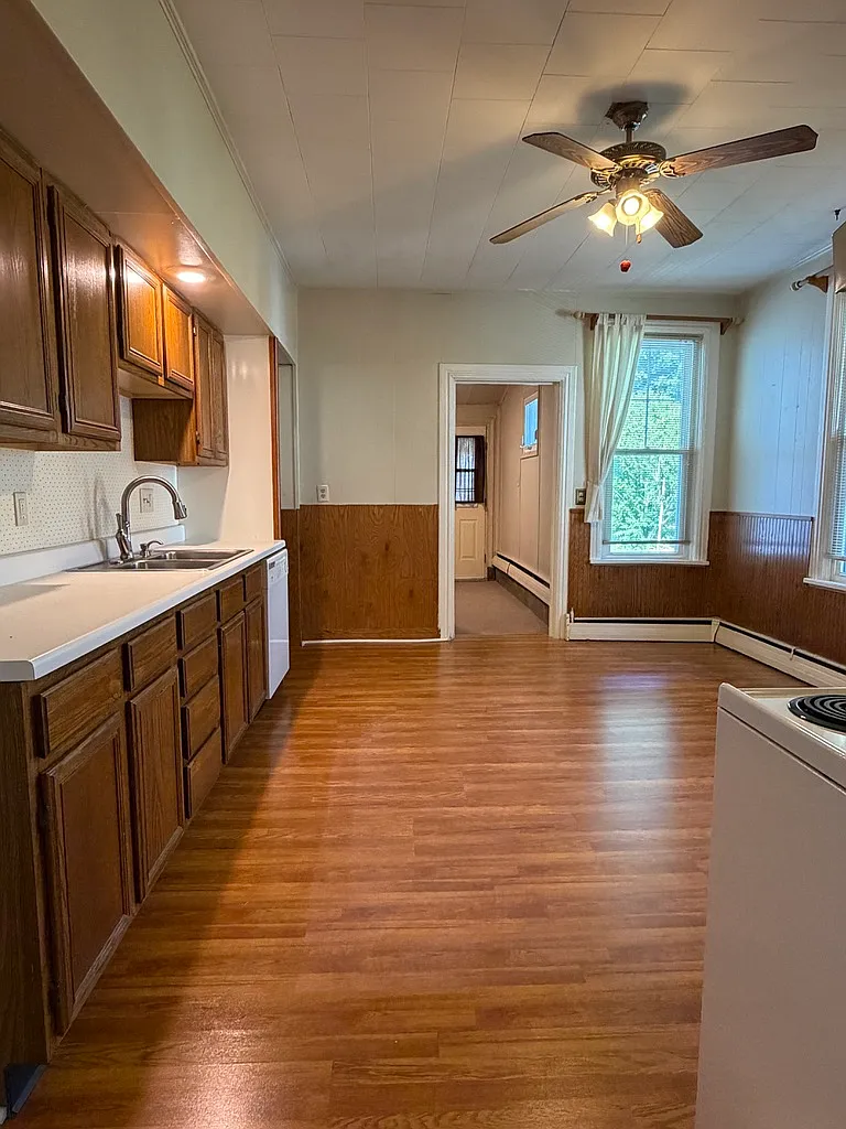 3 bed, 1.5 bath, 1400 sqft, $1,800 — Photo 2