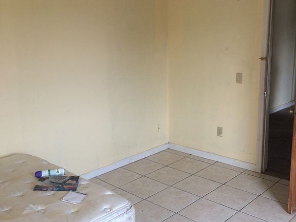 3rd image of 927 W Oak Hill Ave
