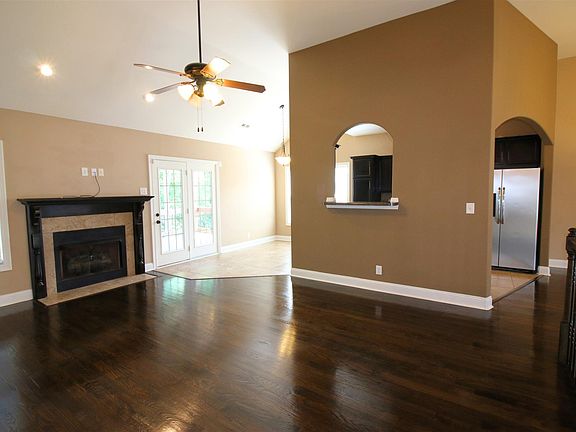 3rd image of 1696 Apache Way