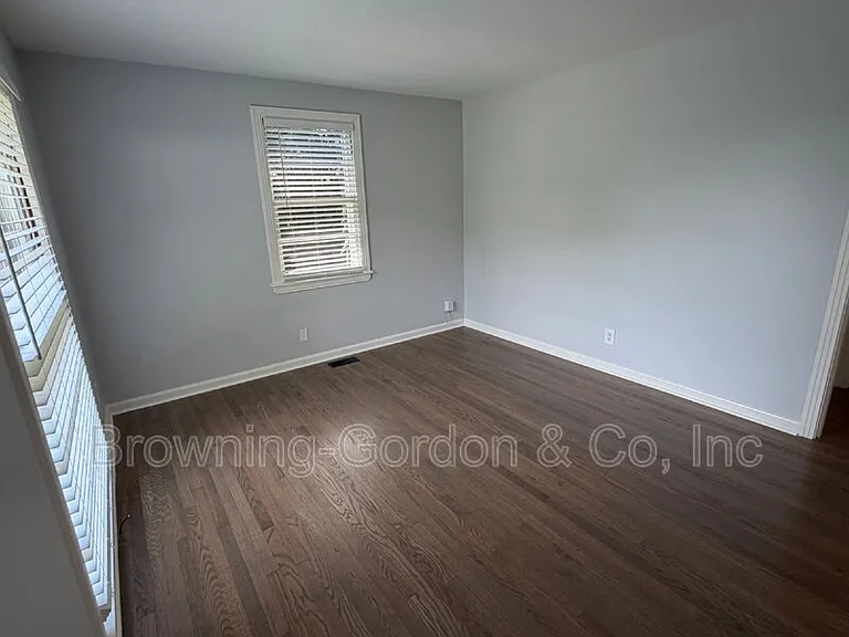 538 Fairlane Dr — Photo 5