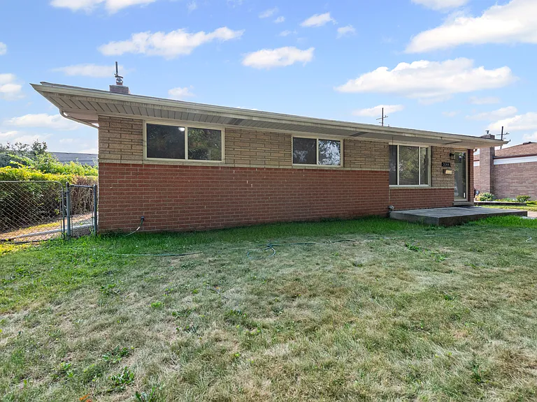 32447 Hawthorne Dr — Photo 2
