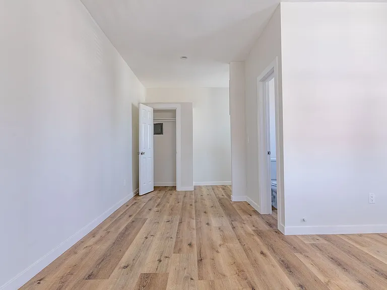 South Kenmore Apartments — Photo 10