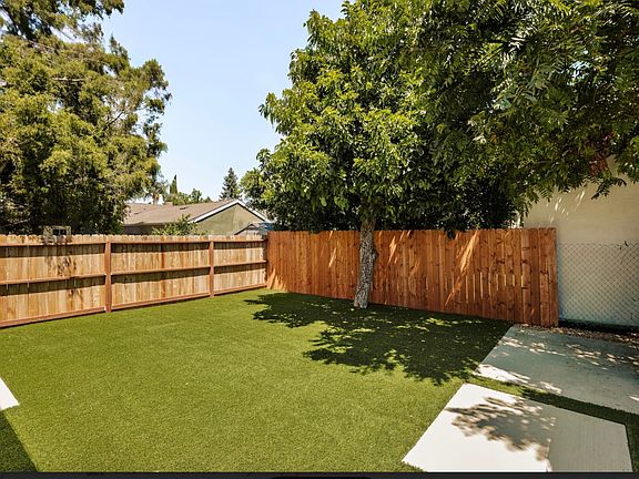 3rd image of 15231 Camarillo St #Adu