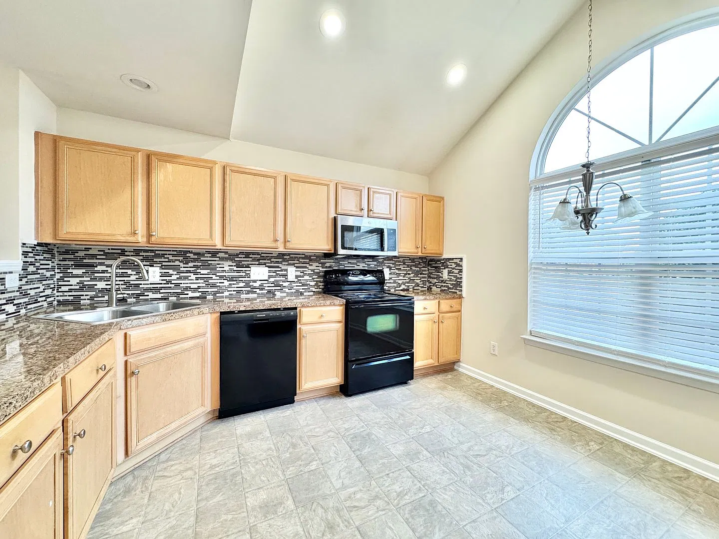 Charming 3 Bedroom in Robyn's Glen! — Photo 4
