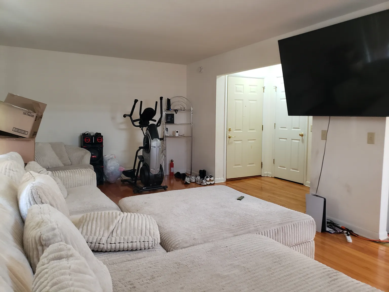 3 bed, 945 sqft, $1,050 — Photo 3