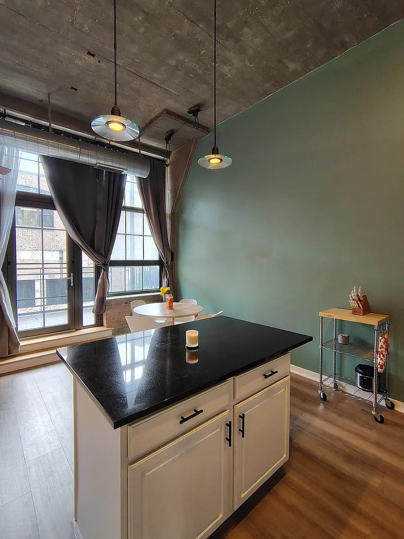 1 bed, 1000 sqft, $1,975 — Photo 3