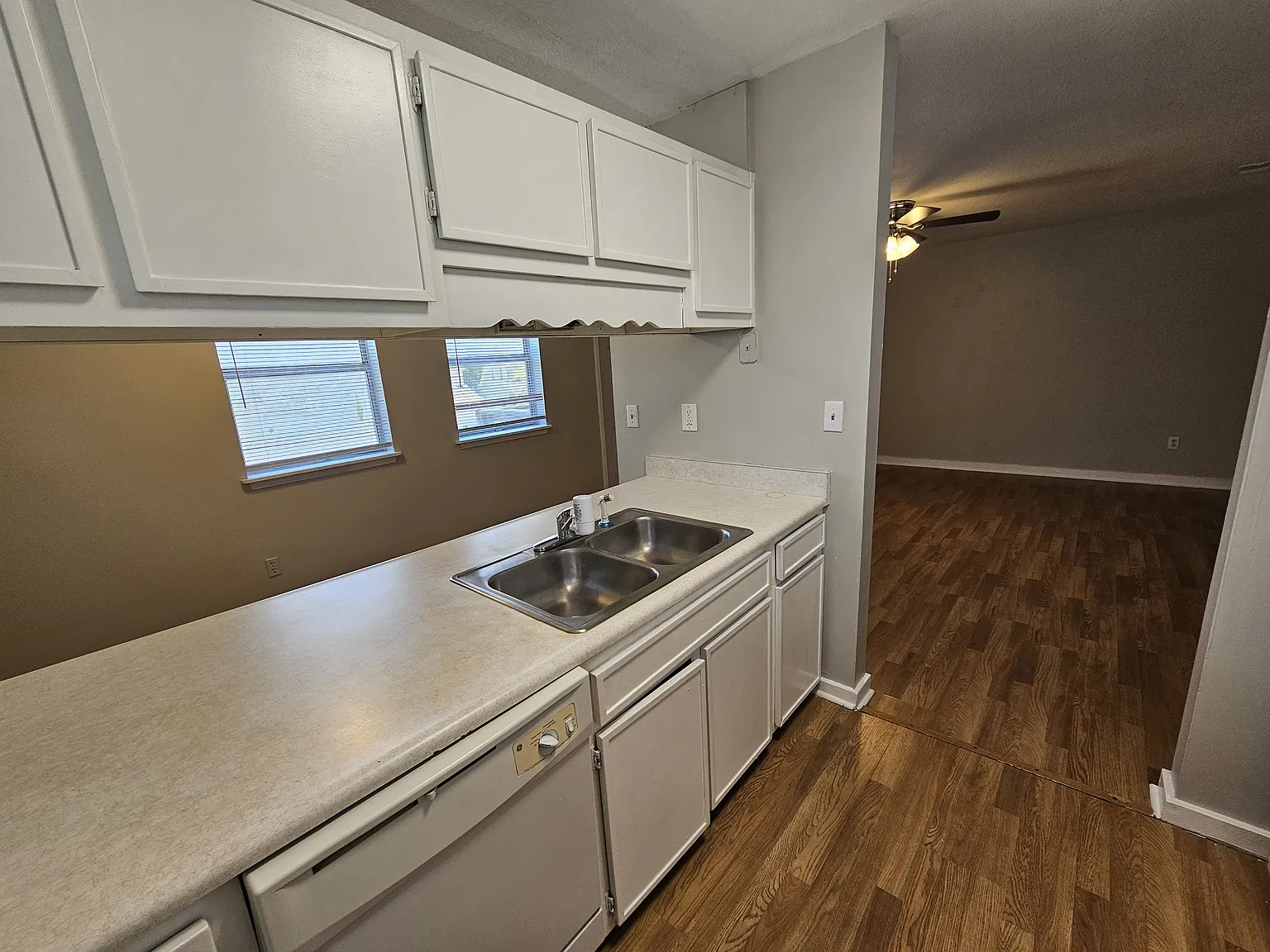 2 bed, 900 sqft, $1,275 — Photo 3