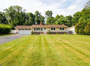 5 Stoneybrook Ln, Oak Ridge, NJ 07438