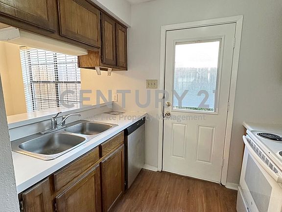 4th image of 929 W Hickory St #A-6