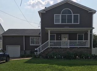 963 S 4th St, Lindenhurst, NY 11757
