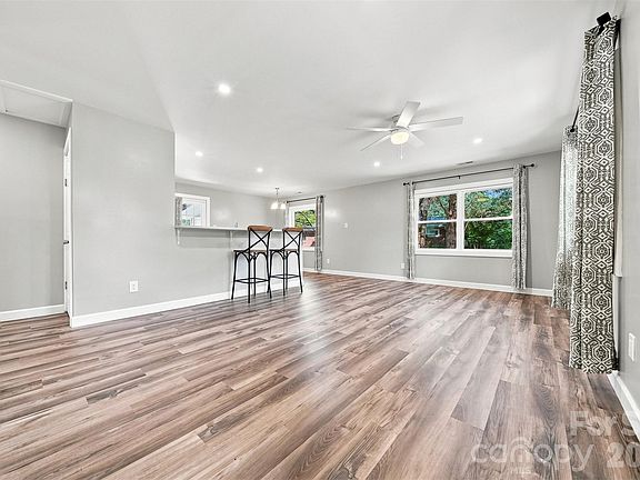 5th image of 2938 11th Ave SW