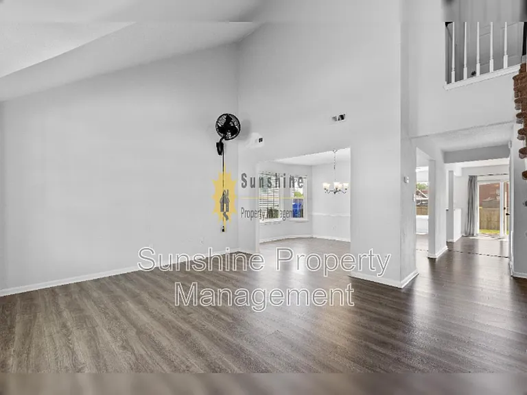 1486 Berkshire Dr — Photo 2