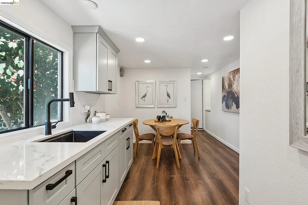 Building Photo - 501 E 20th St #2