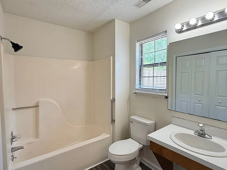 Ivy Court Apartments — Photo 10