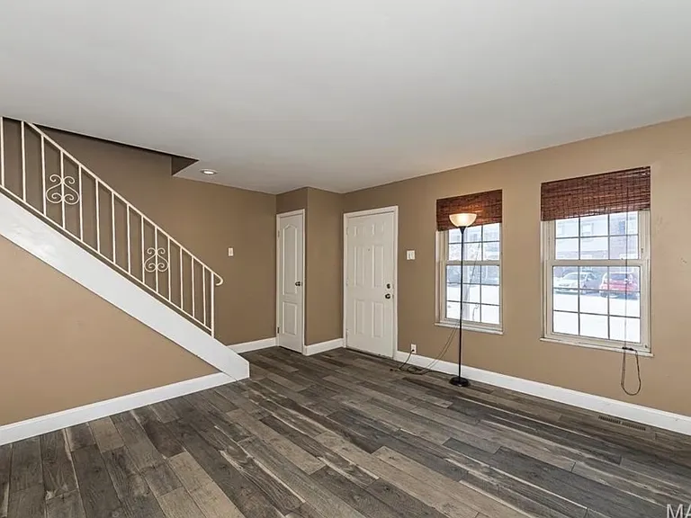 1212 Clarkson Ct — Photo 3
