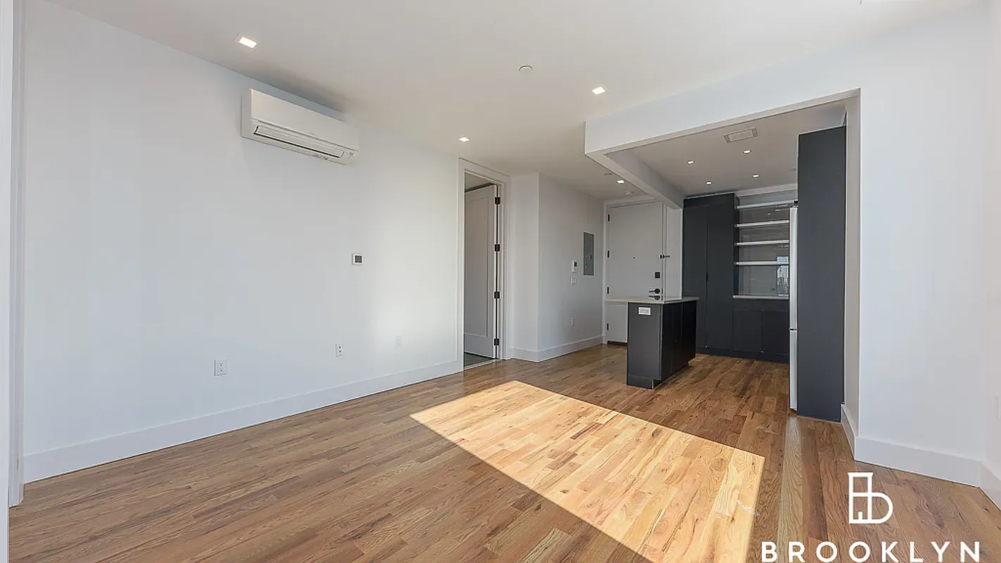 986 Rogers Avenue — Photo 4