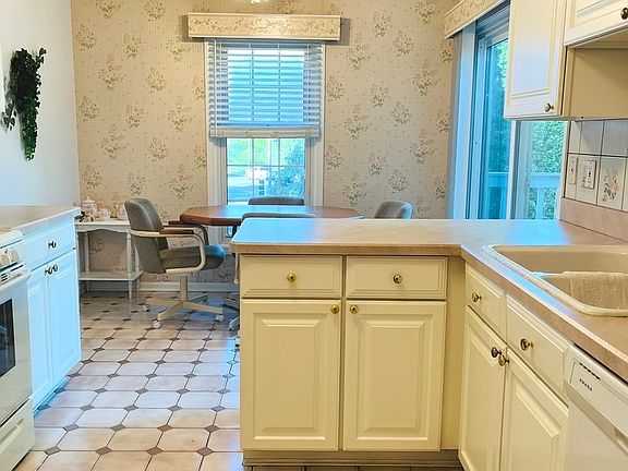 4th image of 27 Exeter Ct APT 202-A