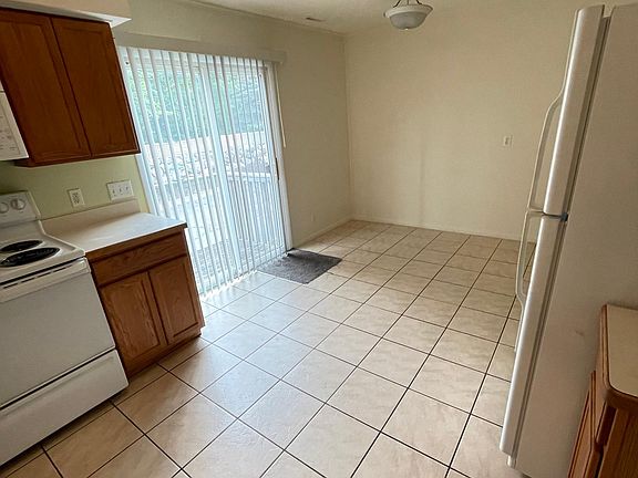 3rd image of 906 Creekwood Ln